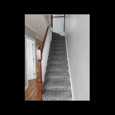 Room In Guest Room - Family Room With Private Bathroom Edgware Exterior foto