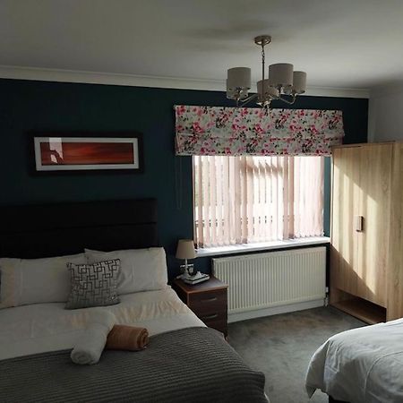 Room In Guest Room - Family Room With Private Bathroom Edgware Exterior foto