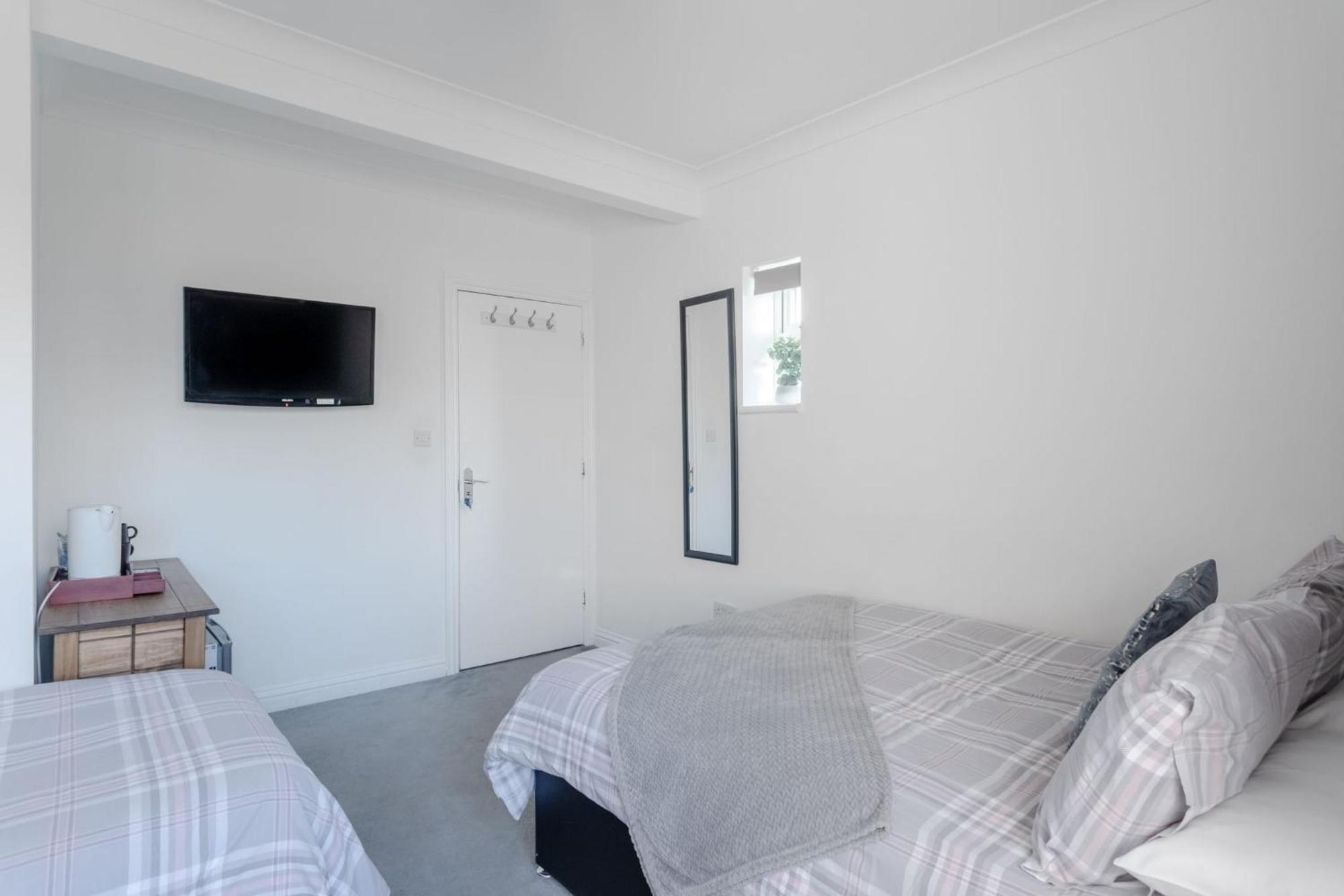 Room In Guest Room - Family Room With Private Bathroom Edgware Exterior foto