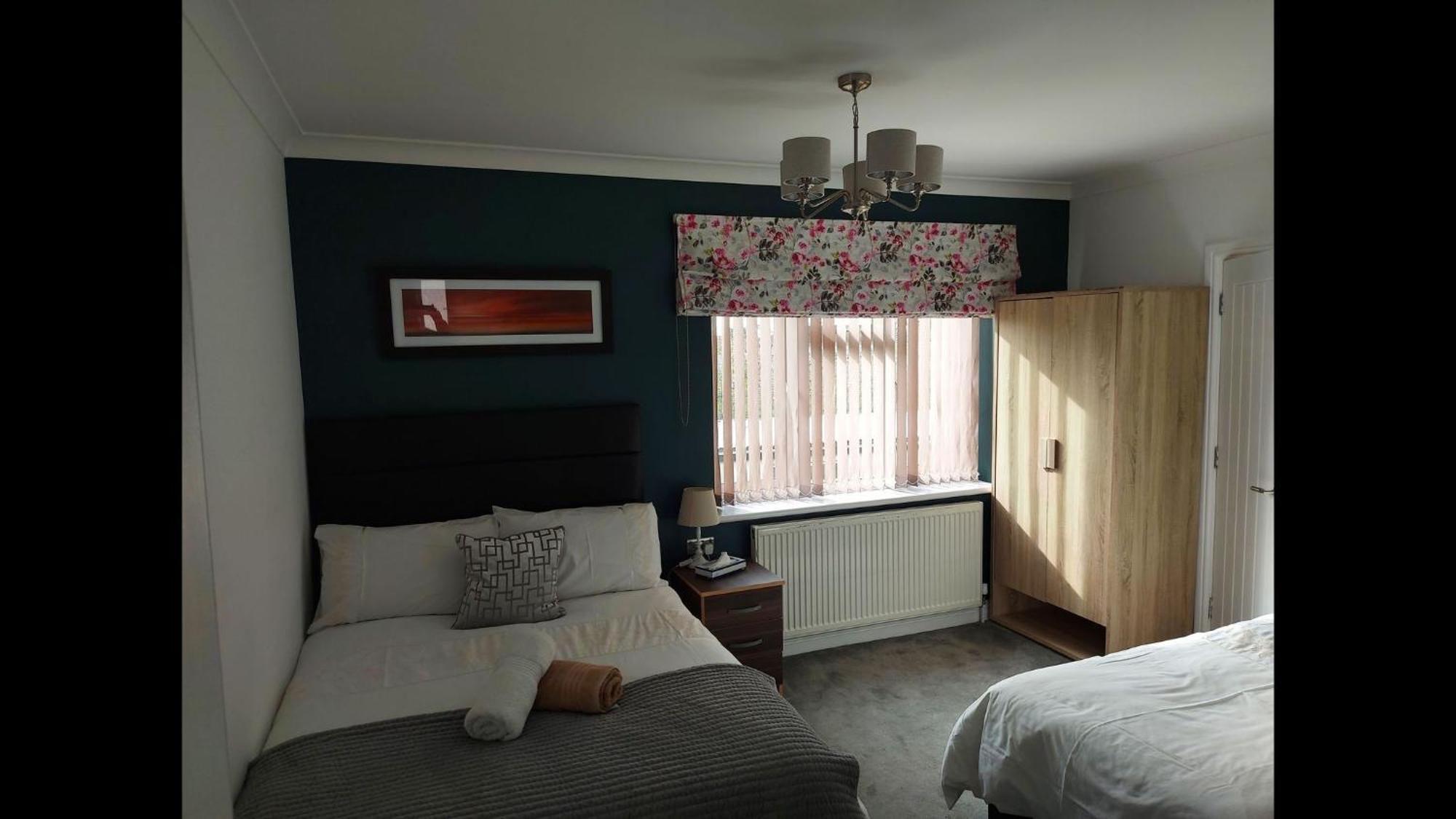 Room In Guest Room - Family Room With Private Bathroom Edgware Exterior foto