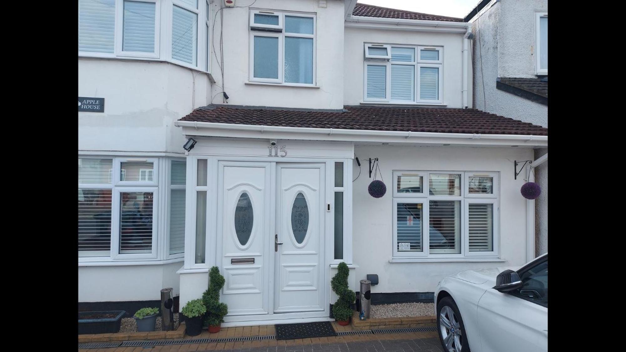 Room In Guest Room - Family Room With Private Bathroom Edgware Exterior foto