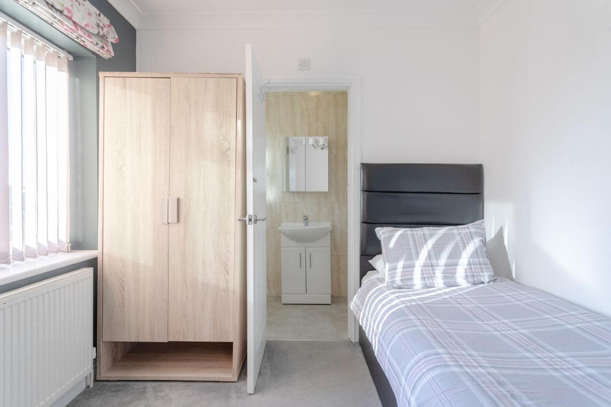 Room In Guest Room - Family Room With Private Bathroom Edgware Exterior foto