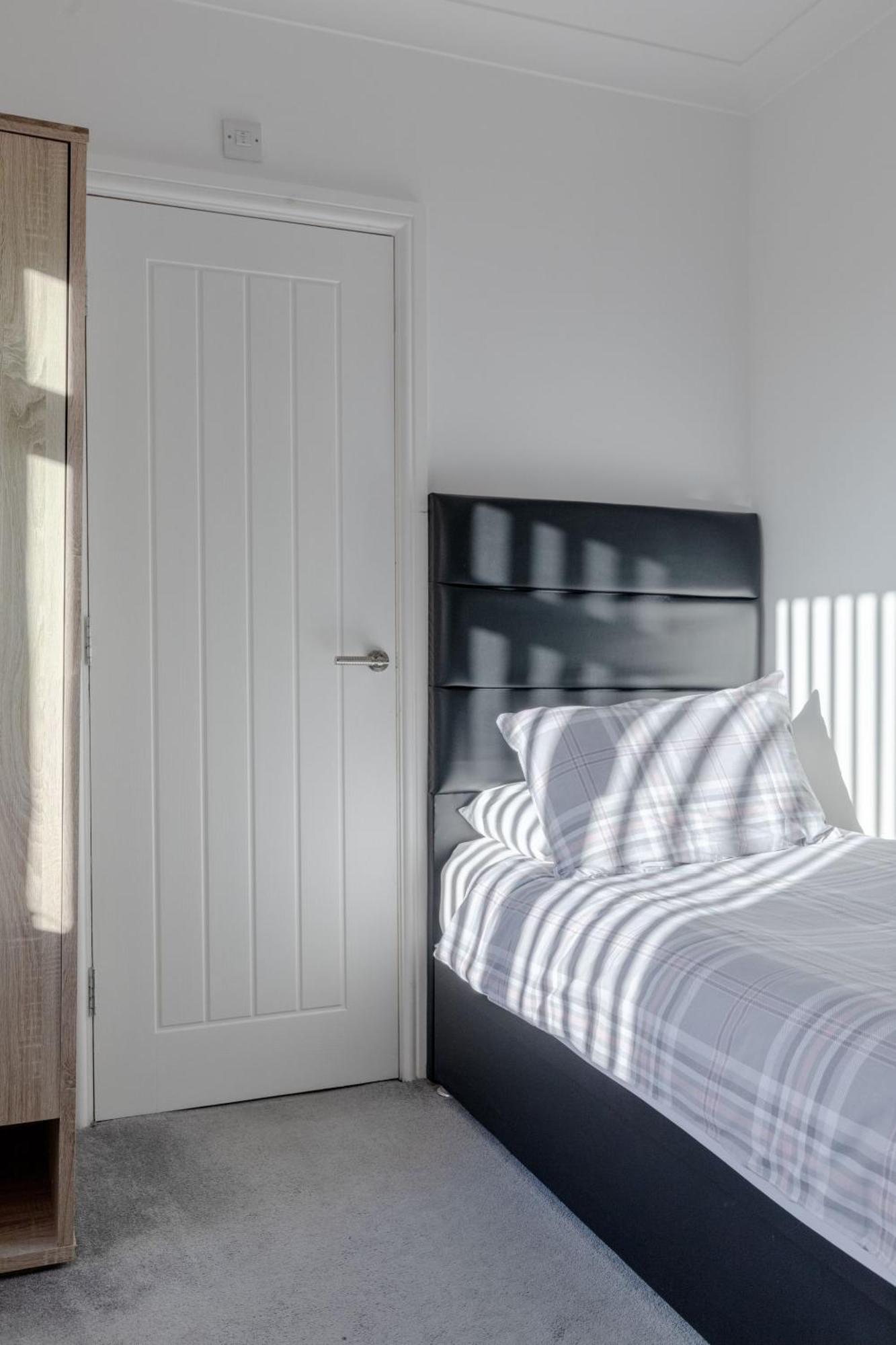 Room In Guest Room - Family Room With Private Bathroom Edgware Exterior foto