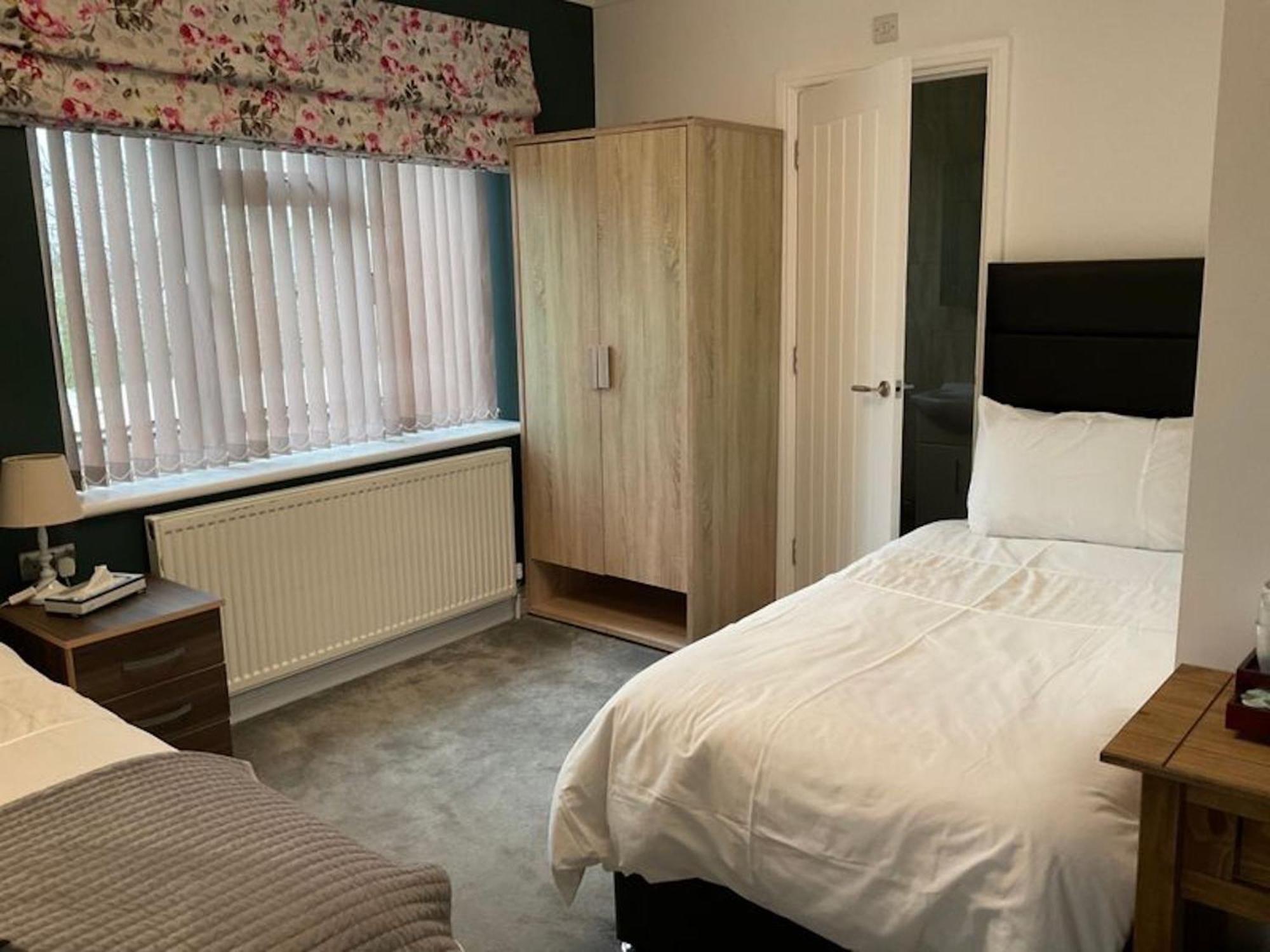 Room In Guest Room - Family Room With Private Bathroom Edgware Exterior foto