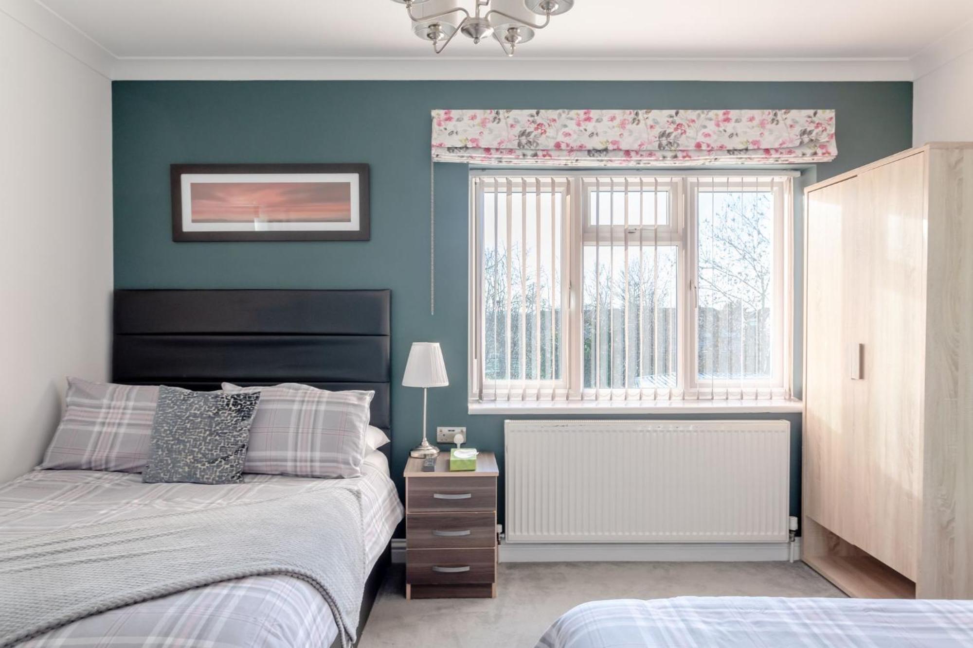 Room In Guest Room - Family Room With Private Bathroom Edgware Exterior foto