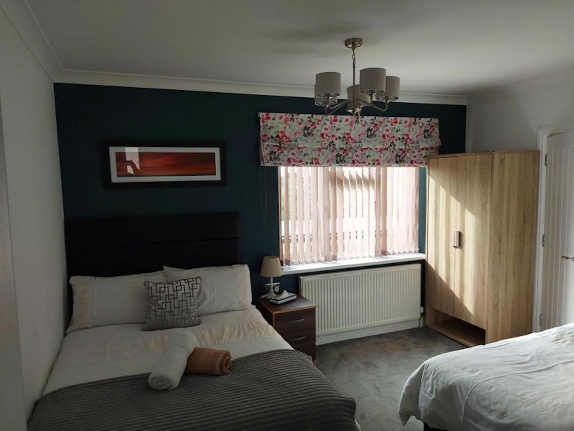 Room In Guest Room - Family Room With Private Bathroom Edgware Exterior foto